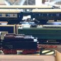 Vente de 38 wagons de marchandises et de voyageurs et de 5 locomotives Arnold Rapido + 2 catalogues techniques et de modèles