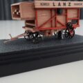 2 Articles pour décor ou chargement wagon plat: batteuse Lanz de chez BUSCH et camion Ford ARTITEC