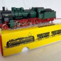 FlEISCHMANN 4800 - P8 KPEV 2412- verte châssis rouge. Attelage de substitution fourni
