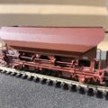 Wagon trémie à 2 essieux SNCF, n° IV 45150, époque III. Marque ROCO, référence 47488.