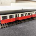 Remorque d'autorail ex voiture sud-ouest métallisée, rouge / crème, n° XR 9825, époque III. Marque REE MODELES, référence VB 156.