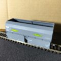 Wagon SNCF trémie SIMOTRA, 2 essieux, passerelle serre-frein, type MKH ,56, n° SVwf 537958,époque III. Marque REE modèles, référence WB 020