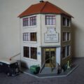 IMMEUBLE D’ANGLE à 90°, Bureau de poste. HO