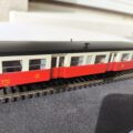 Remorque d'autorail, ex voiture sud-ouest métallisée, rouge / crème, n° XR 9825, époque III. Marque REE MODELES, référence VB 156.