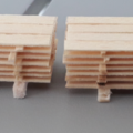 2 Accessoires pour décor ou chargement wagon plat: Planches à sécher et Troncs d'arbres débités