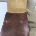 Sacoche conducteur métro RATP, années 80. Cuir épais, estampillé RATP à l'intérieur.