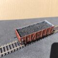 Wagon tombereau 2 essieux de la DB. Type Om 21. Epoque III. Marque BRAWA. Référence 48405.