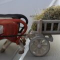 2 Articles pour décor: Charrette à foin et une batteuse