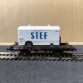 Wagon plat UFR chargé d'une remorque STEF. Epoque III, n°597044. Marque REE modèles, référence WB 071.