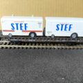 Wagon porteur UFR type long, chargé de deux remorques STEF. Marque REE modèles, référence WB 636.