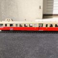 Autorail SNCF unifié 300 cv "Picasso" n° 3943, rouge / crème, dépôt de Nice. Marque LS MODELS, référence10119.