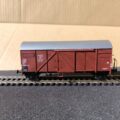 Wagon couvert de la DB type Gmhs 35,n°232 295 avec passerelle serre-frein. Marque ROCO.